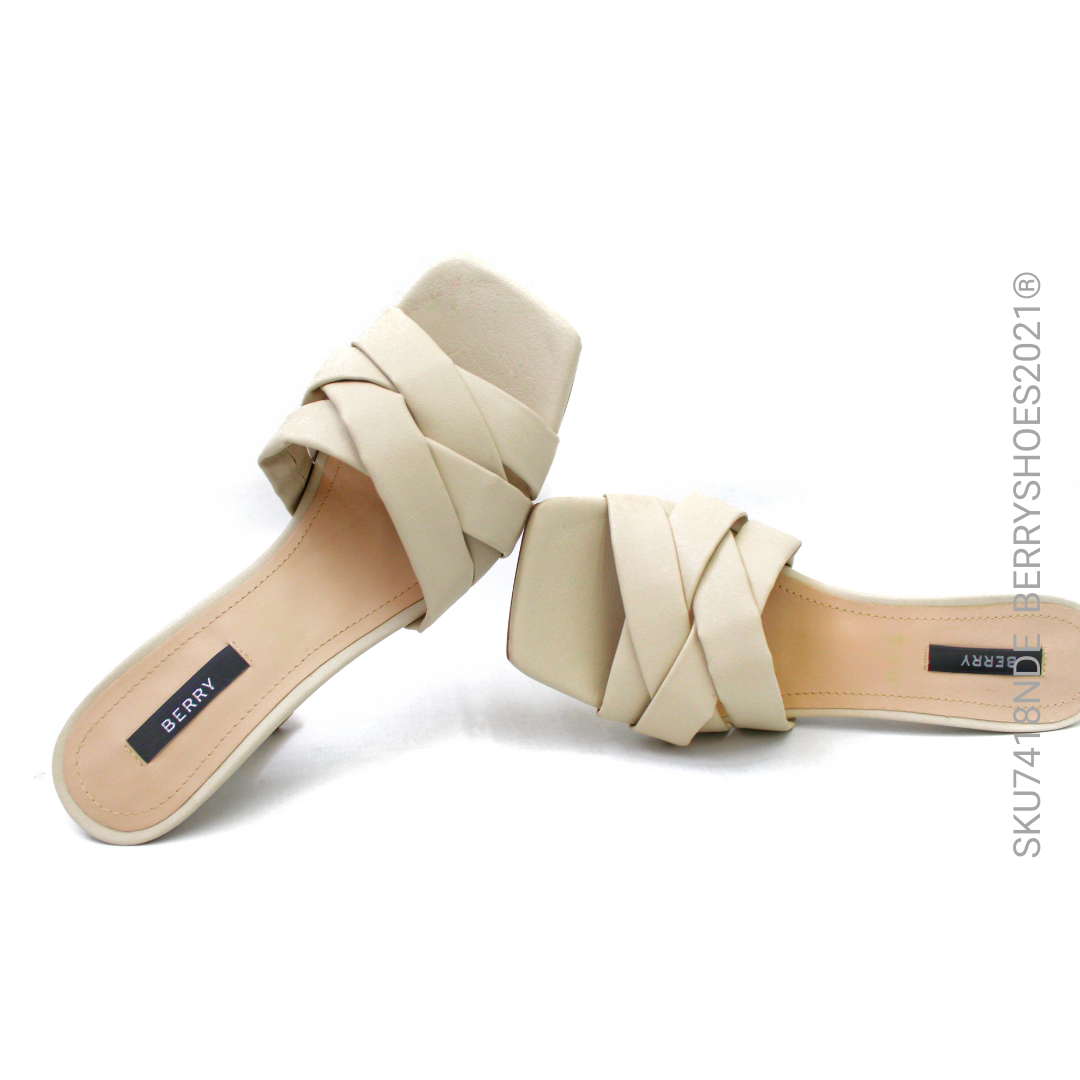 Sandalia alta tubular trenzada